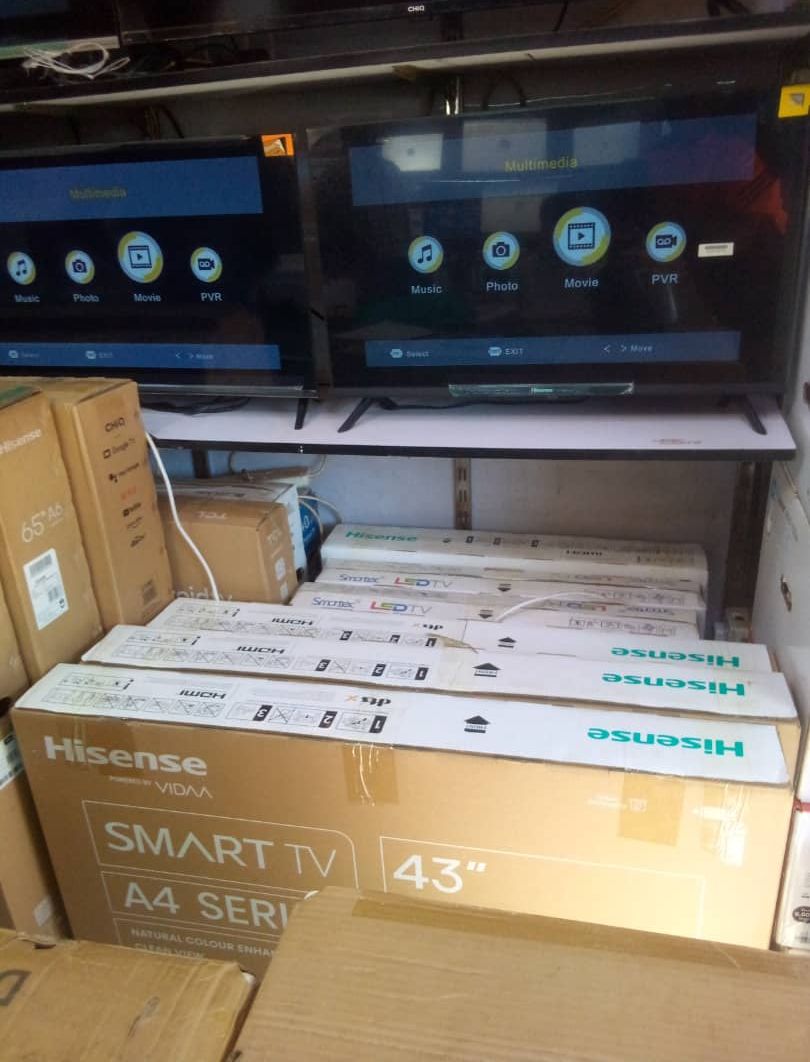 A package of 5 Hisense flat screens 50 inches and flash discs